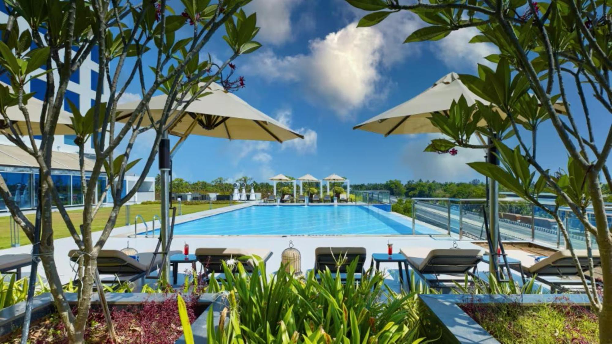 O By Tamara, Trivandrum Thiruvananthapuram Ngoại thất bức ảnh The swimming pool at the resort
