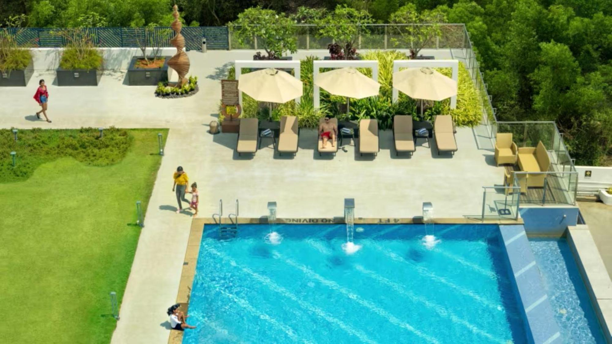 O By Tamara, Trivandrum Thiruvananthapuram Ngoại thất bức ảnh The swimming pool at the hotel